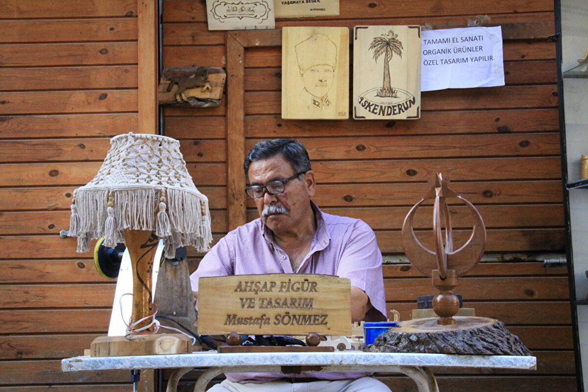 Mustafa Sönmez, hobi olarak başladığı ahşap oyuncak yapımının gelir kapısı haline geldiğini anlattı.<br><br>Siparişe göre özel tasarım takılar da yaptığını ifade eden Sönmez, bu işi severek sürdürdüğünü belirtti.