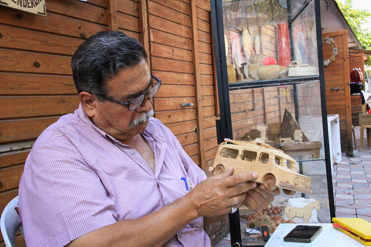 Önce evinde vakit geçirmek için ahşaptan araba ve uçak gibi oyuncakların yanı sıra çeşitli süs eşyaları yapmaya başlayan Sönmez, 2018'de atölye kiraladı.<br><br>Her geçen gün bu işe merakı daha da artan Sönmez, yaptığı ürünlerin beğenilmesiyle satışına da başladı.<br>