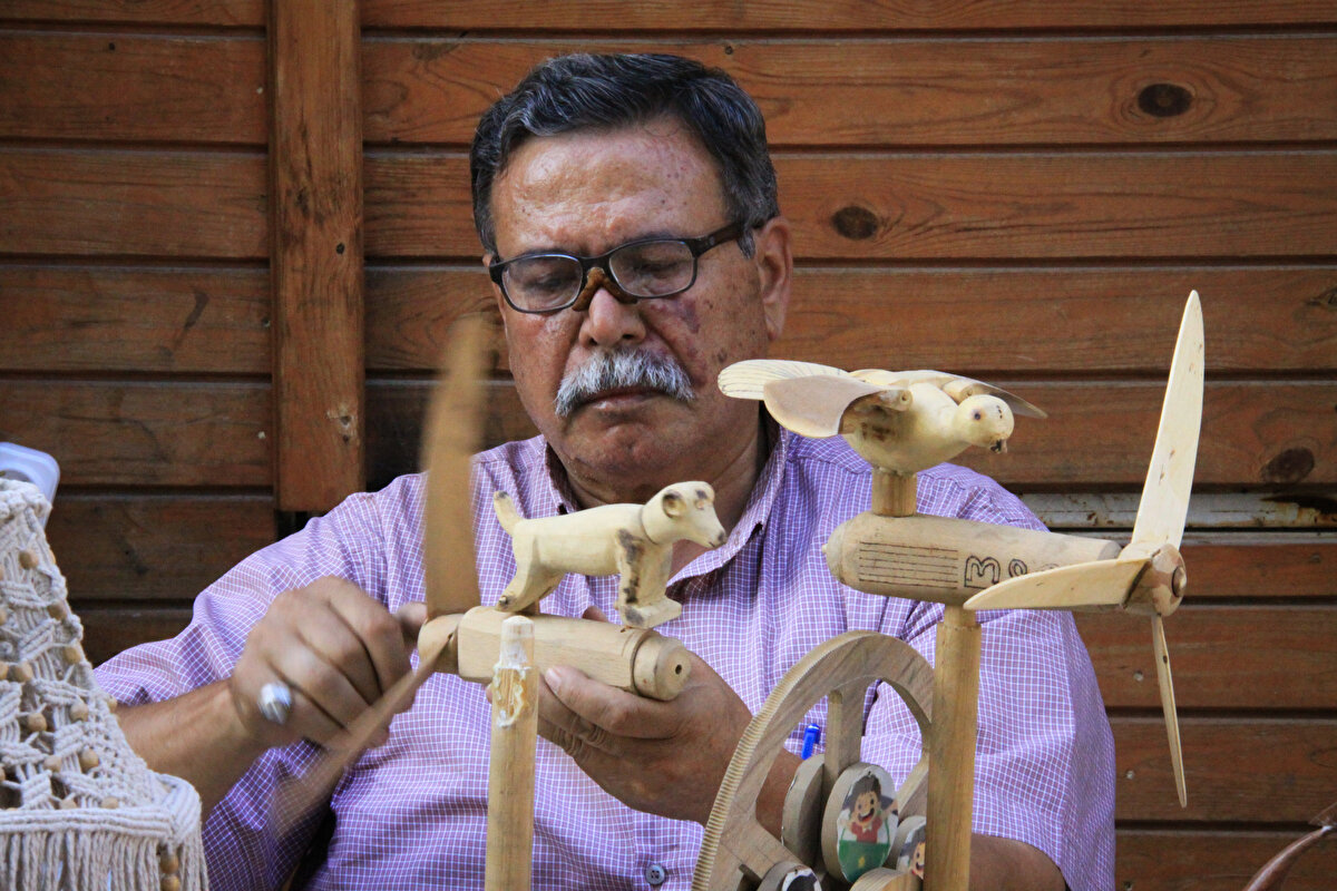 İskenderun ilçesinde yaşayan Mustafa Sönmez (59), uzun yıllar torna ustalığı yaparak ekmeğini kazandı.<br>Yaklaşık 8 yıl önce emekli olan Sönmez, boş kaldığı süreçte oyalanmak için ahşap oyuncak yapımına merak sardı.