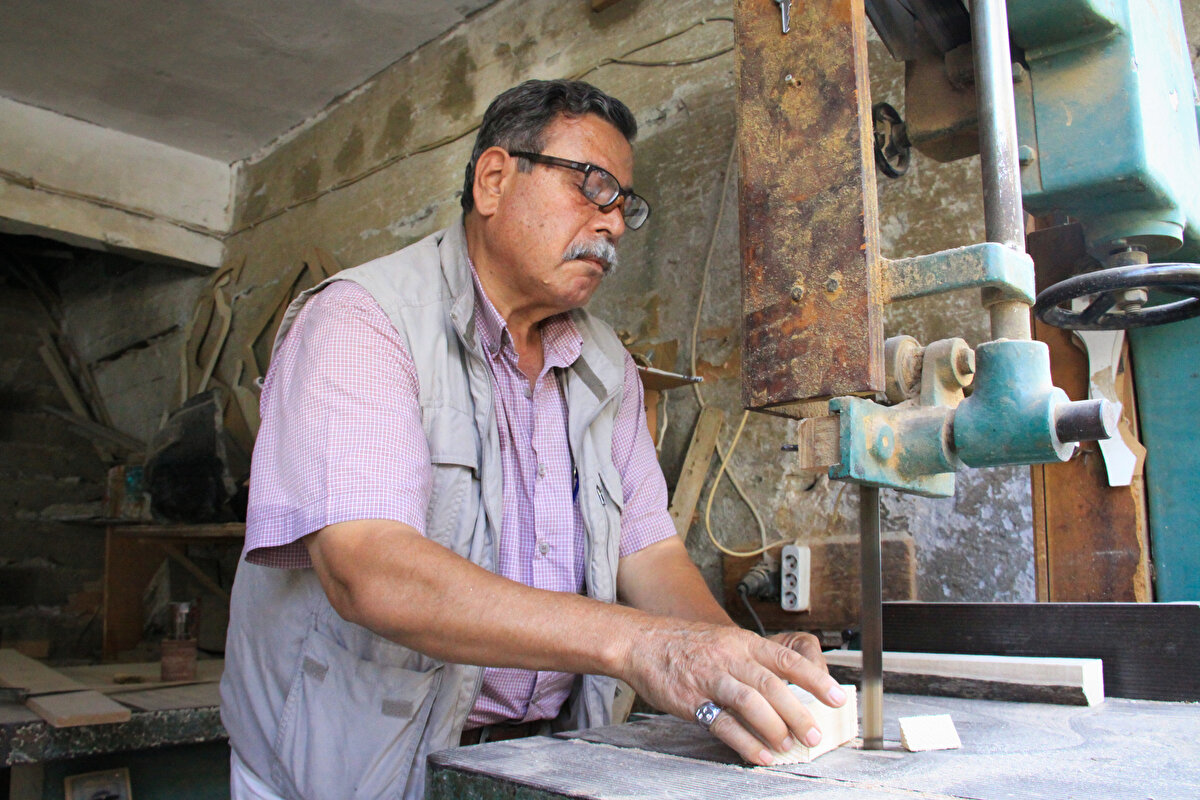 Kahramanmaraş merkezli 6 Şubat'taki depremlerde atölyesi yıkılan Sönmez, ahşap oyuncak ve süs eşyası yapımını İskenderun Belediyesince kendisine tahsis edilen Sanat Sokağı'ndaki kulübede sürdürüyor.