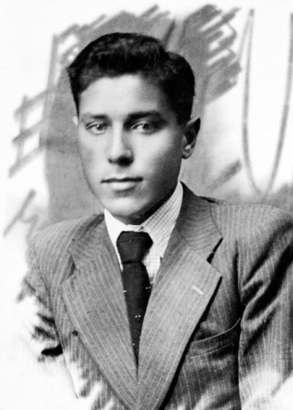 Haydar Aliyev, 10 Mayıs 1923'te Azerbaycan'a bağlı Nahçıvan Özerk Cumhuriyeti'nde doğdu. 1939'da Nahçıvan Pedagoji Teknik Okulundan mezun oldu, daha sonra Azerbaycan Sanayi Enstitüsü Mimarlık Fakültesine kayıt yaptırdı fakat İkinci Dünya Savaşı'nın çıkmasıyla buradaki eğitimini tamamlayamadı.