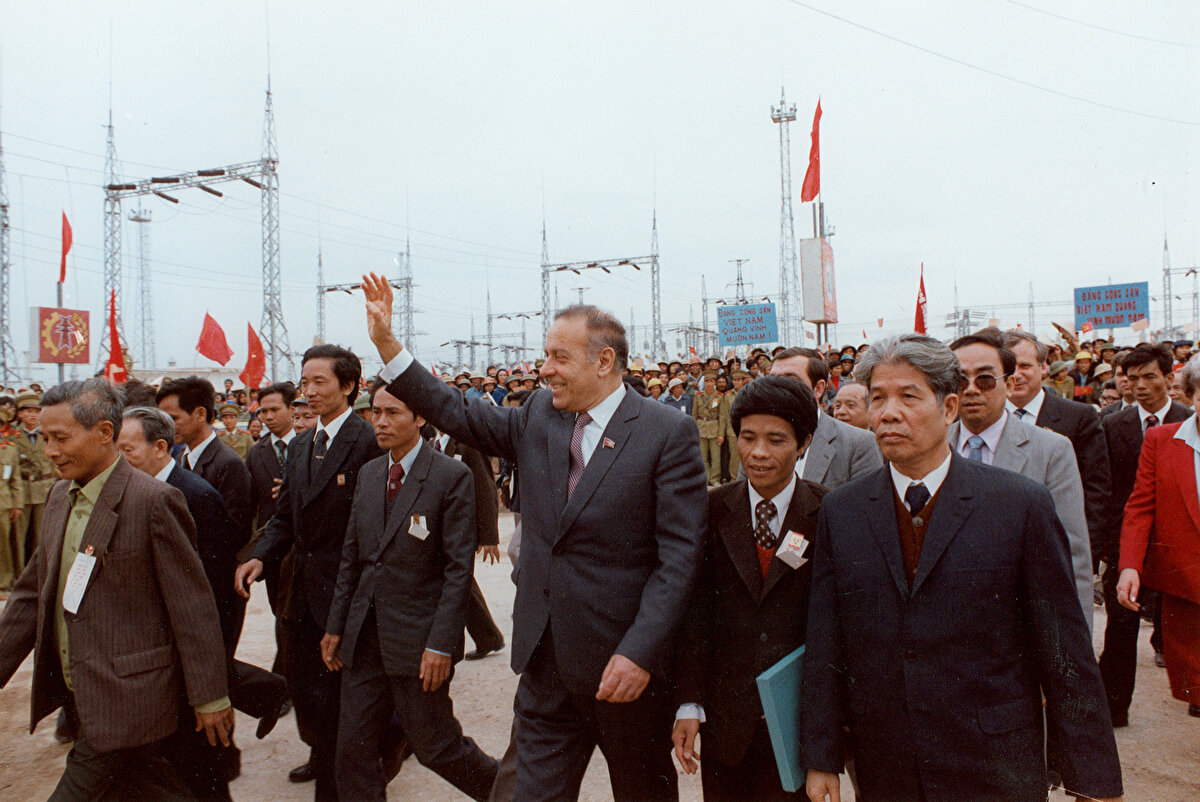 Haydar Aliyev, 7 ülkeden 11 şirketle, Azerbaycan'ın en büyük petrol yatağı Azeri-Çırak-Güneşli (AÇG) havzasının işletilmesini ve petrolün dünya pazarlarına çıkartılmasını öngören "Asrın Anlaşması"nı imzalayarak ülkenin ekonomik gelişiminin temelini attı. Cumhurbaşkanlığı döneminde referandum sonucu evrensel demokratik değerleri yansıtan anayasanın kabul edilmesiyle Aliyev, idam cezasını kaldırdı.