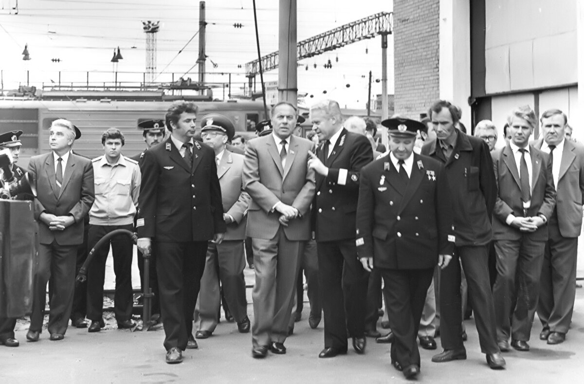 Bişkek'te 4-5 Mayıs 1994'te, Azerbaycan ve Ermenistan arasında ateşkes yapılması konusunda protokol imzalanarak şiddetli çatışmalar durduruldu. Aliyev, yönetimi yasa dışı yollarla ele geçirmek isteyen bazı güçlerin çıkarttığı isyanları diplomatik manevralarla bastırdı, halkın desteğiyle iç karışıklıklara son verdi ve ülkenin istikrar sürecine girmesini sağladı.