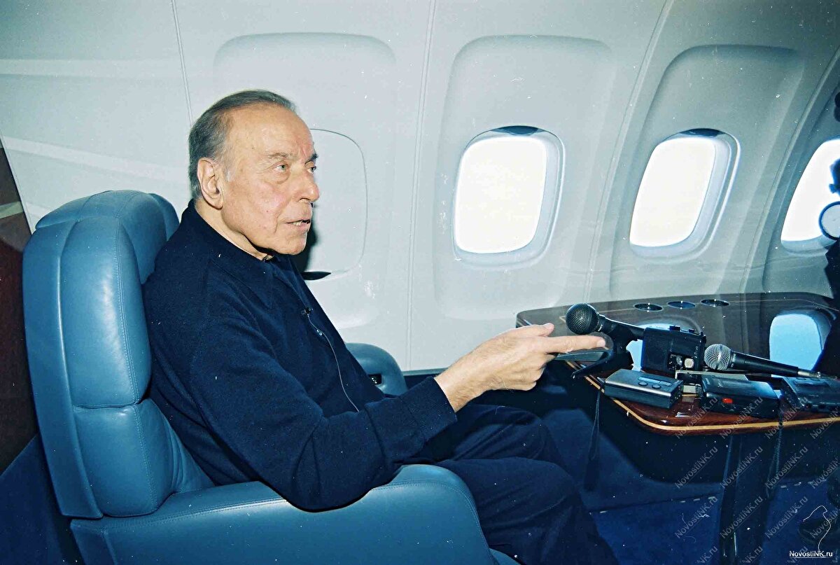 Yönetimi döneminde başta Türkiye olmak üzere Türk dili konuşan ülkelerin yanı sıra Rusya, ABD ve Avrupa ülkeleriyle iyi ilişkiler kuran Aliyev, ülkesinin uluslararası arenadaki yerini pekiştirdi. Aliyev, 11 Ekim 1998'de yapılan seçimde yüzde 76,1 oy alarak yeniden cumhurbaşkanı seçildi. 15 Ekim 2003'te yapılan seçimlerde de aday oldu fakat sağlık sorunları nedeniyle adaylığını İlham Aliyev lehine geri çekti.