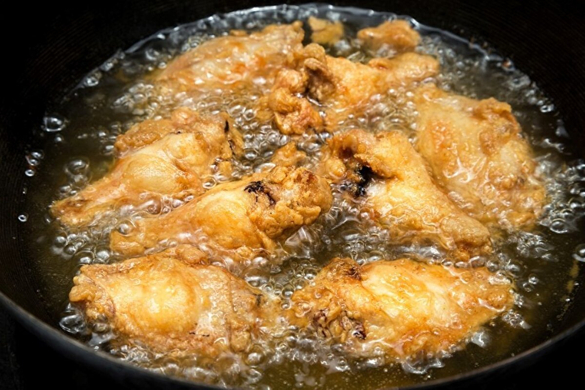 Nöroloji Akademisi tarafından yapılan çalışma sonuçları açıklandı. Yapılan çalışmaya göre, yağlı ve şekerli gıdaların tüketilmesiyle beyin 4 gün içinde eski yetisini kaybediyor.