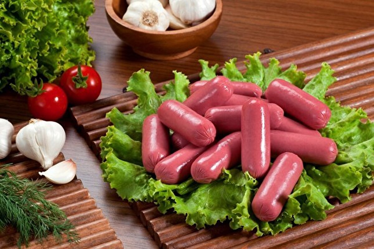 SOSİSLİ ÜRÜNLER<br><br>Zararlı içerik: Yüksek tuz, Orange B (gıda boyası)