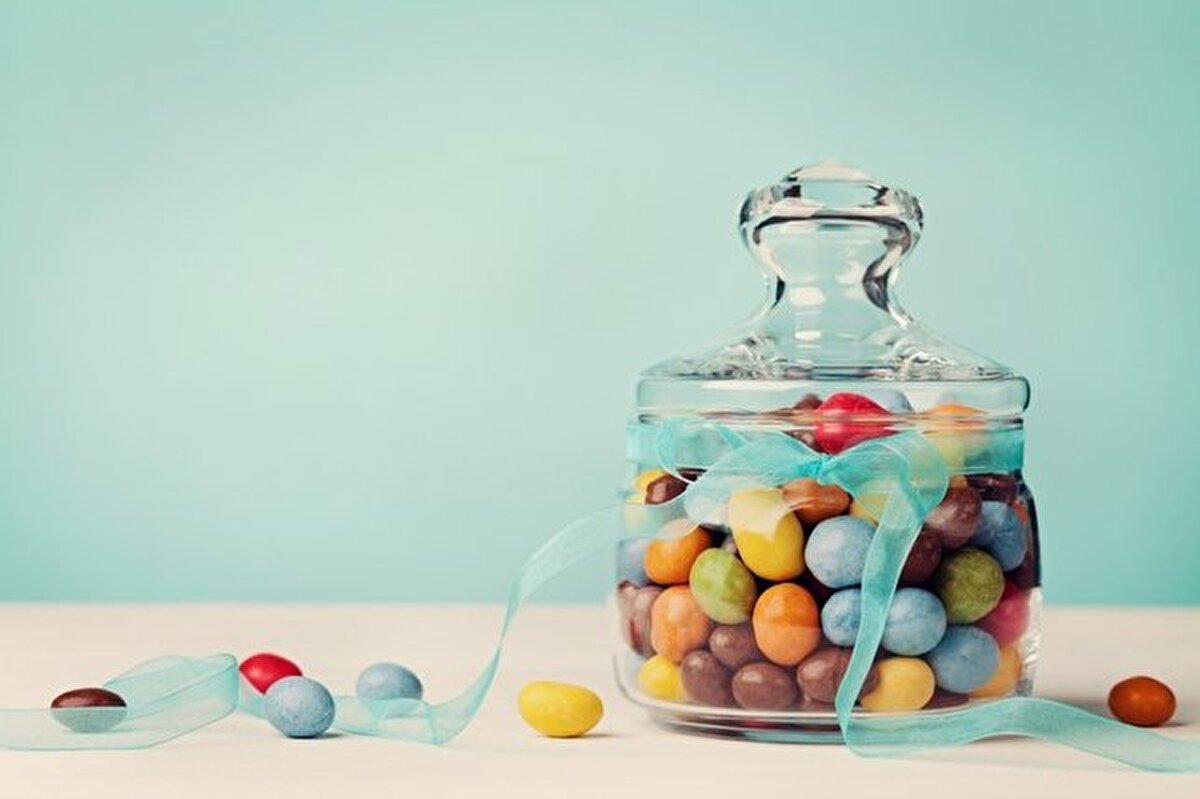 ŞEKERLEMELER:<br><br>Zararlı içerik: Yapay boya, fazla şeker, doymuş yağ<br><br>Sentetik gıda boyaları, DEHB (Dikkat eksikliği Hiperaktivite Bozukluğu) ile ilişkilendirilmiştir.