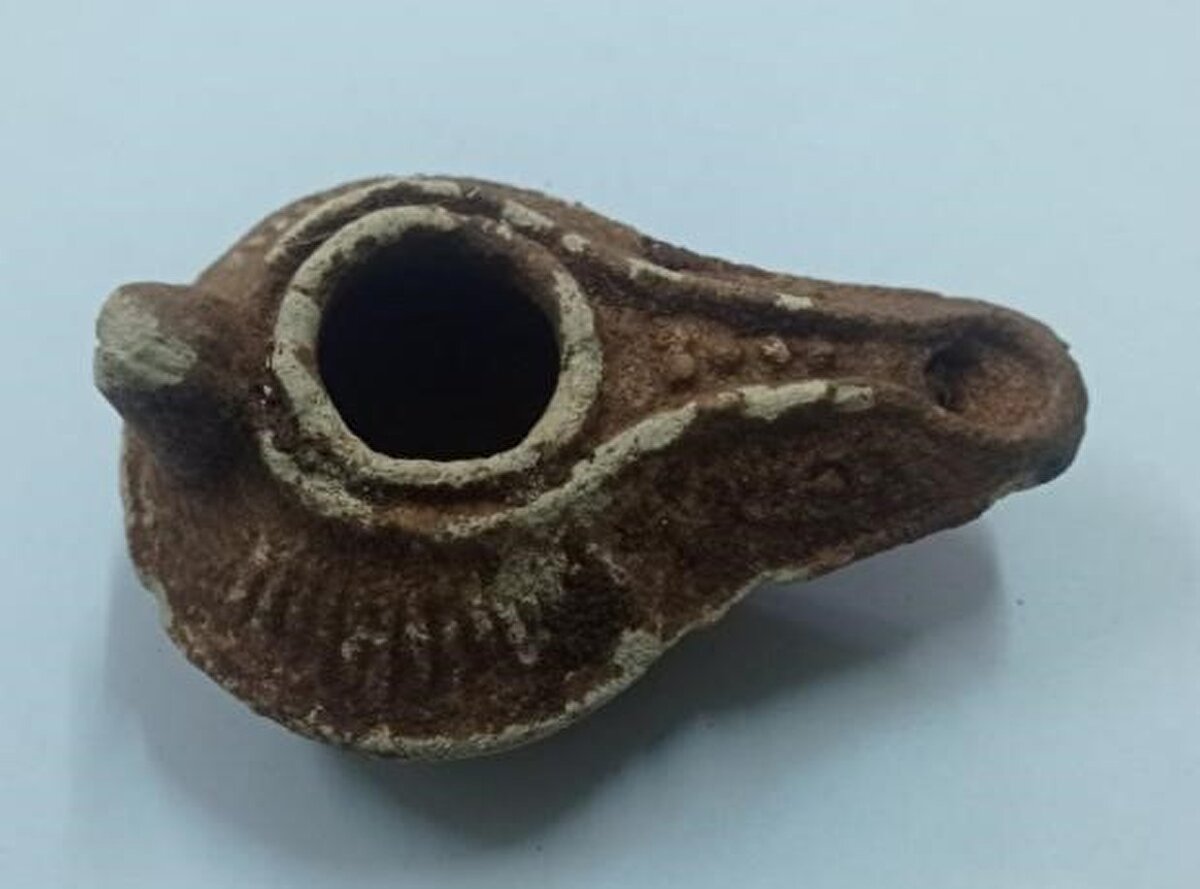 <br>"Nitelikli mezarlar bulduk"<br><br>Alkan, "Bu yıl nisan ayında 76 işçiyle kazı çalışmalarımızı başlatmıştık ve sezon sonuna geldiğimizde 3 oda mezar, 15 kiremitten yapılma mezar, bu mezarların içerisinde ise bronz aynalar, yumruk şeklinde kabartma, kolye, kukla ayağı, kandil ile çeşitli sikkeler bulduk. Ayrıca çok nitelikli mezarlar da tespit ettik. Bu mezarlarda boğa başı, boğa boynuzu bazı yerlerde kadın tasviri ve ağaç dalı benzemesi tespit ettik." ifadesini kullandı.