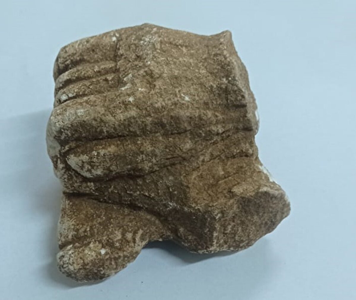 <br>Adıyaman Müze Müdürü Mehmet Alkan, antik kentteki kazı çalışmalarında bu sezonun sonuna yaklaştıklarını söyledi.<br><br><br>Perre Antik Kenti'nin önemini anlatan Alkan, "Burası milattan önce 1'inci yüzyıldan milattan sonra 7'nci yüzyıla kadar kullanılan nekropol alanı İslami dönemde kullanılmayı terk ediyor ve Bizans döneminde ise önemini yitiren bir kent. Yaklaşık 80 hektarlık bir alan." dedi.<br>