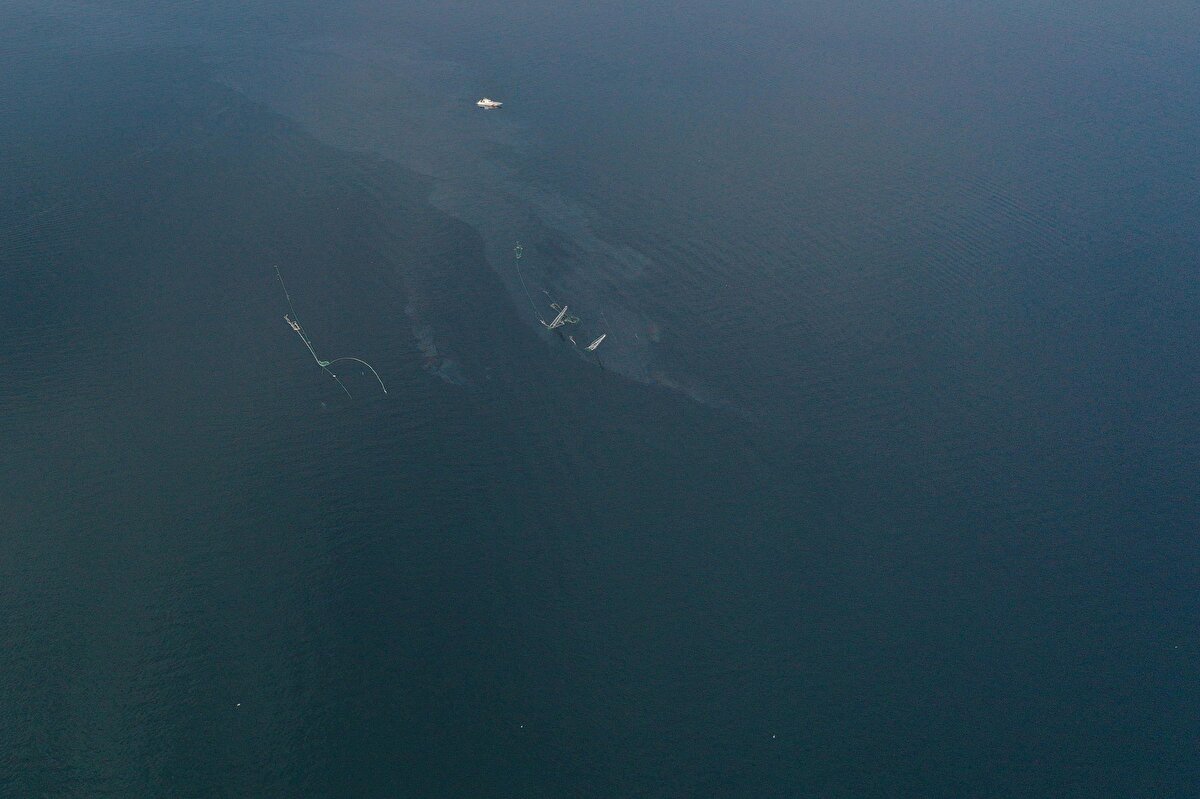 Bu sırada yüzer havuzun üzerinde bulunan 1 kılavuz kaptan, 20 çalışan ve 3 dalgıç kurtarıldı.<br>