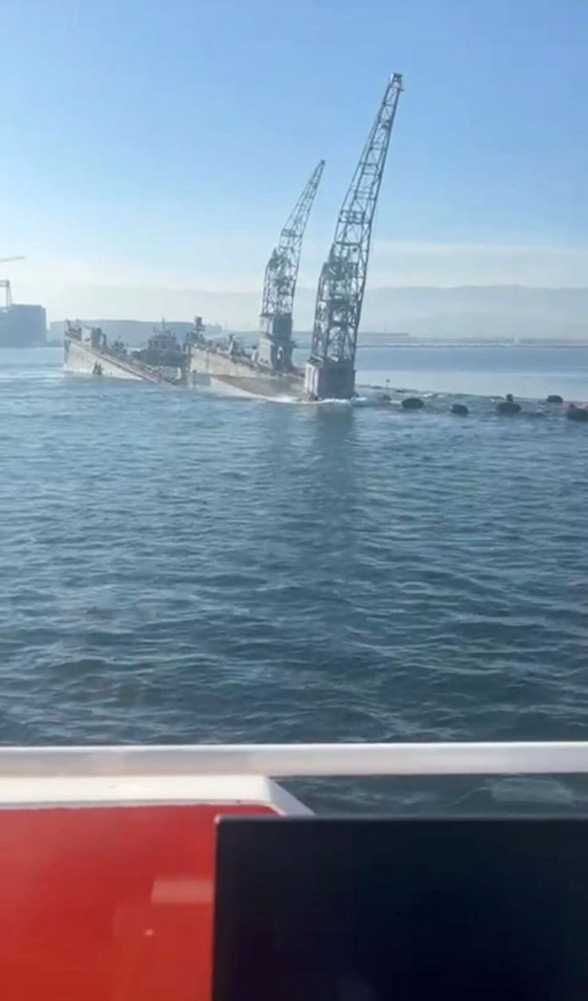 Yüzer havuzda görevli 1 kılavuz kaptan, 20 çalışan ve 3 dalgıç, tersane görevlileri tarafından başka bir tekneye alınarak kurtarıldı.