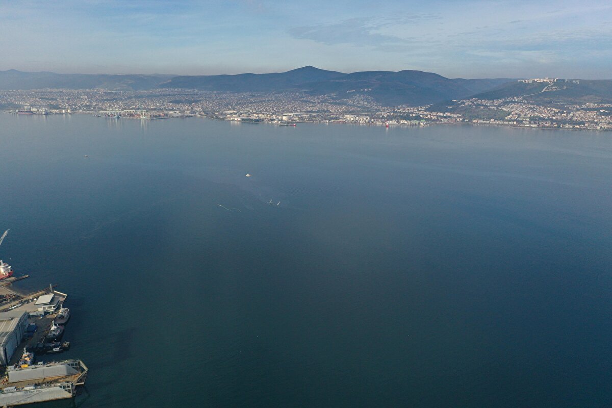 Olay, saat 13.00 sıralarında Başiskele ilçesinde serbest ticaret bölgesinde meydana geldi. Tersane açıklarında yat alma manevrası yapan yüzer havuz battı.
