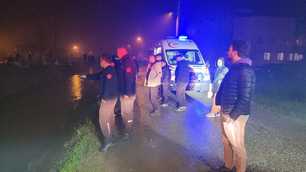 Karaca Kavşağı istikametine ilerleyen Abbas Musa Öztürk yönetimindeki hafif ticari araç, sürücüsünün direksiyon kontrolünü yitirmesi sonucu Karaca Deresi'ne uçtu.