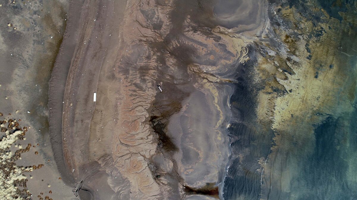 Van Gölü'nde çekilmenin en fazla olduğu yerlerden biri de Erciş kıyıları oldu. Daha önce su altında kalan kilometrelerce alan karaya çıktı. Çekilmenin boyutu ise bölgede fotoğrafçılık yapanların karelerine yansıyor.  Bölgede 30 yıldır fotoğrafçılık yapan Ferzende Coşar, 15 yıl önce çektiği kareyi aynı mevkide tekrar çekti.<br>