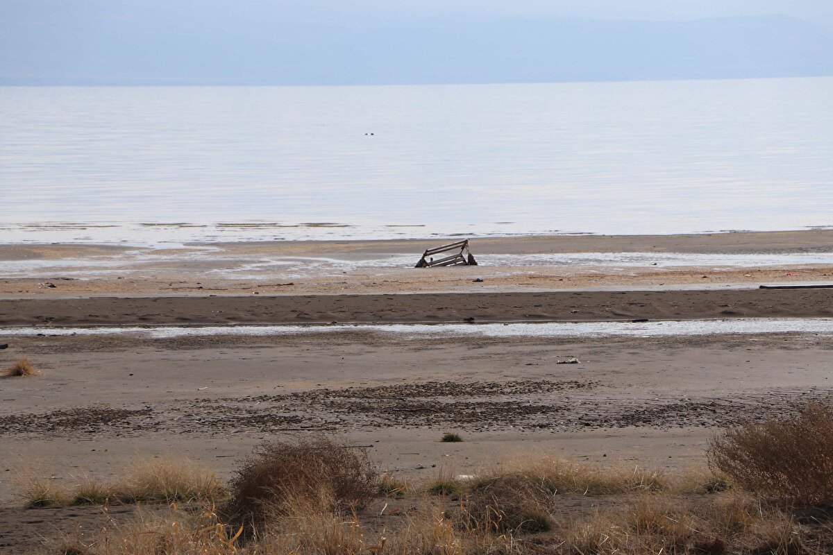 Son yıllarda ülkemizde görülen küresel iklim değişimine bağlı olarak Van Gölü hızla su kaybediyor ve kimi yerlerde kıyı çizgisi kilometrelerce geriye doğru gitti. Tabii herkesin aklındaki soru şu, Van Gölü tekrar eski yüzey alanına kavuşacak mı, eskiden olduğu gibi tekrardan suları yükselecek mi? Van Gölü'nün aslında su bütçesi çok basit bir denkleme dayanıyor. Girdiler ve çıktılar.<br>