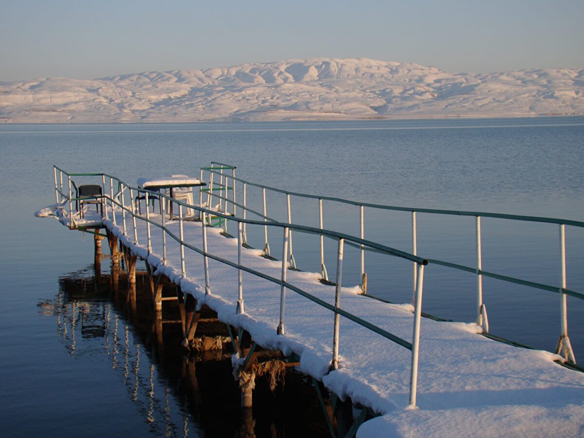 Aralık ayındayız ama dışarıda adeta sonbahardan bir hava varmış gibi. Bu nedenle Van Gölü'ndeki çekilme eğer hava şartları böyle giderse bizler Van Gölü'nün biraz daha geriye doğru çekildiğini göreceğiz" dedi.<br>