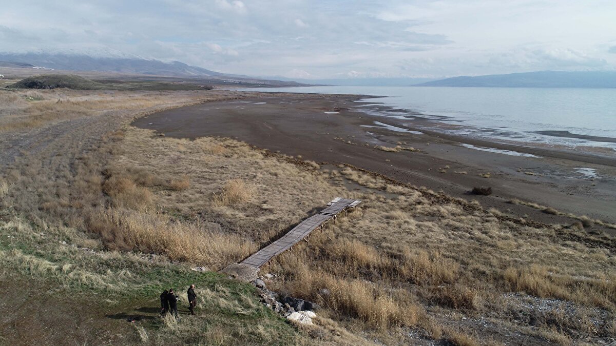 Bölgeyi gezerken daha önce görünmeyen mikrobiyalitler ve tarihi mekanlar su seviyesinin düşmesiyle ortaya çıktı. Bu alanda balık avlanıyor ve göle giriliyordu. Bu bölgede bulunan iskelede tekneler vardı. Şimdi baktığımda bu alan tamamen otlarla kaplanmış durumda. Temennimiz bol bol yağışın olması ve su seviyesinin eski haline gelmesidir" diye konuştu.<br>