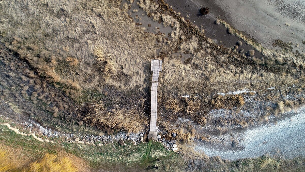 Küresel iklim değişikliği ve buna bağlı olarak yaşanan kuraklık, Van Gölü'nü etkilemeye devam ediyor. Son yıllarda yağışların azalması ve aşırı buharlaşma nedeniyle Van Gölü'nde yaşanan çekilme ile birlikte birçok tarihi kalıntı günyüzüne çıkarken, gölde bulunan ve daha önce sular altında olan dünyanın en büyük mikrobiyalitleri de su yüzüne çıktı.<br>