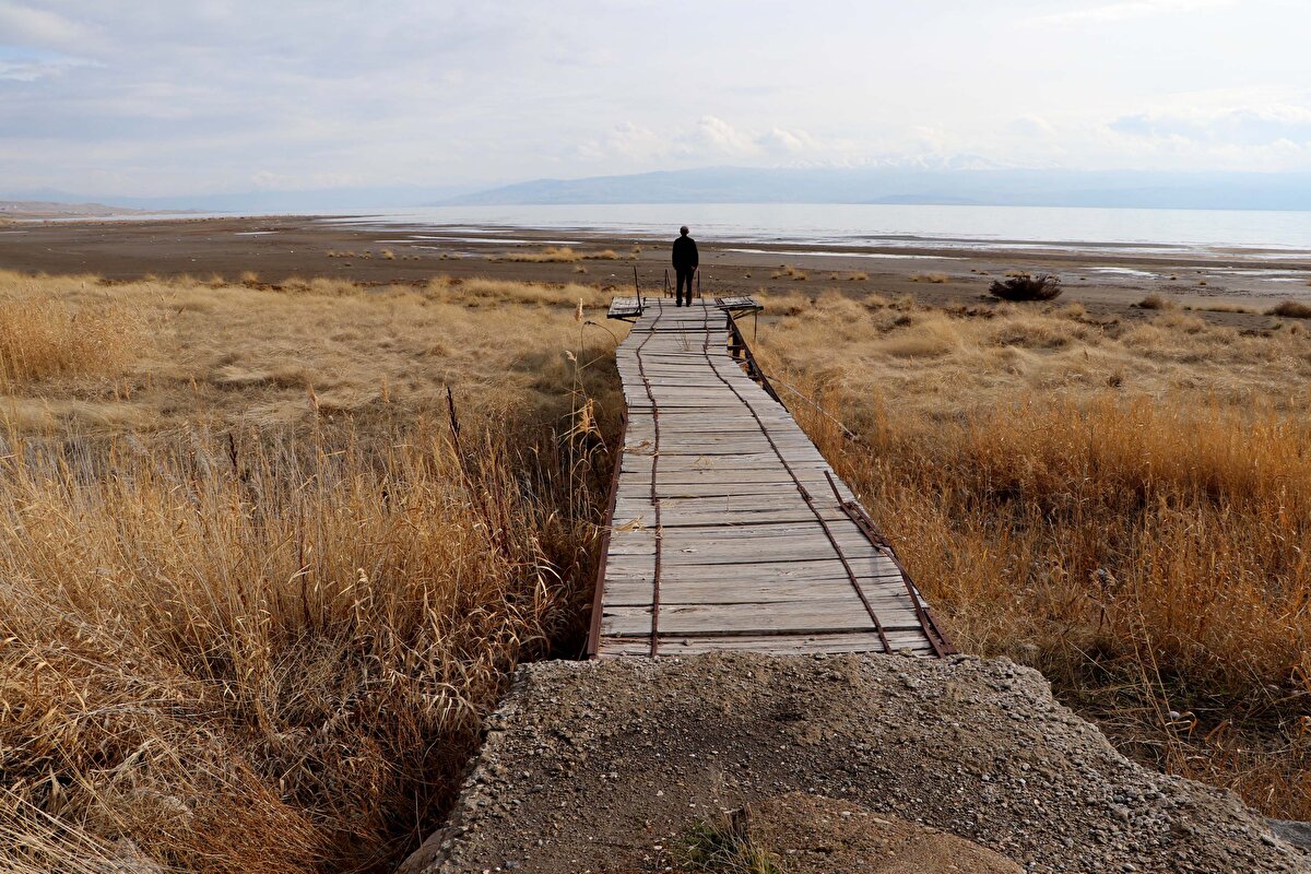 Yani kapalı bir göl olması sebebiyle dışarıya hiçbir akarsuyla beraber su çıktısı yok. Kışın yağan kar yağışı ve yağmur, göle su girdisini sağlıyor. Buharlaşmayla beraber gölden su uzaklaşıyor" dedi.<br>