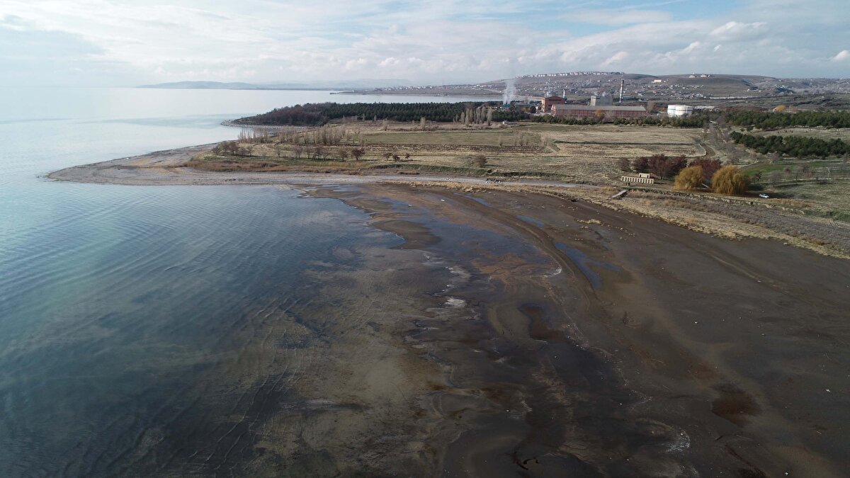 Ümit ediyoruz ki önümüzdeki ocak ve şubat aylarında havza bol kar yağış alır. Çünkü artık mevsimlerin yerleri değişiyor. Kış mevsimine geç giriyoruz, yazı erken karşılıyoruz.<br>