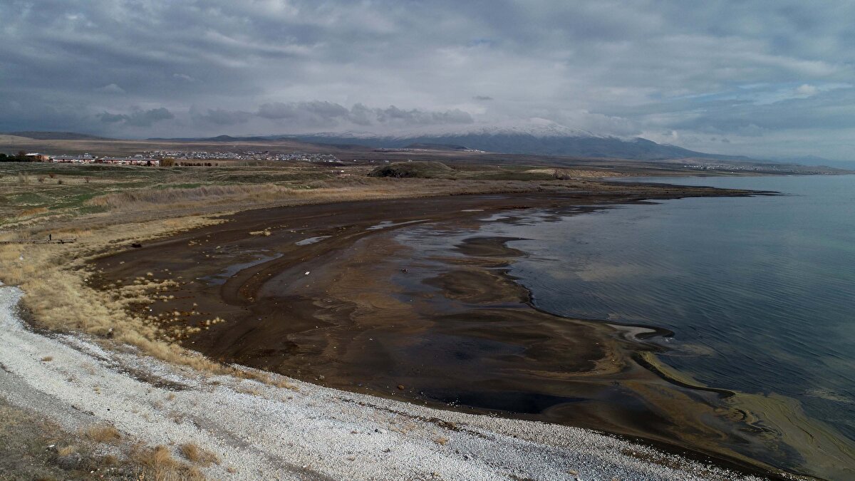 Çünkü kıyıdaki limanların bugün birçoğu işlevsiz halde, tekneler adeta limanlarda hapis kalmış. Eğer ocak ve şubat ayılarında havzaya yeterince kar yağışı düşmezse biz bugün suyla kaplı olan yerlerin yaz aylarına doğru geldiğimiz zaman özellikle yaz ayının sonuna doğru daha da geriye çekildiğini, karaya çıktığını göreceğiz.<br>