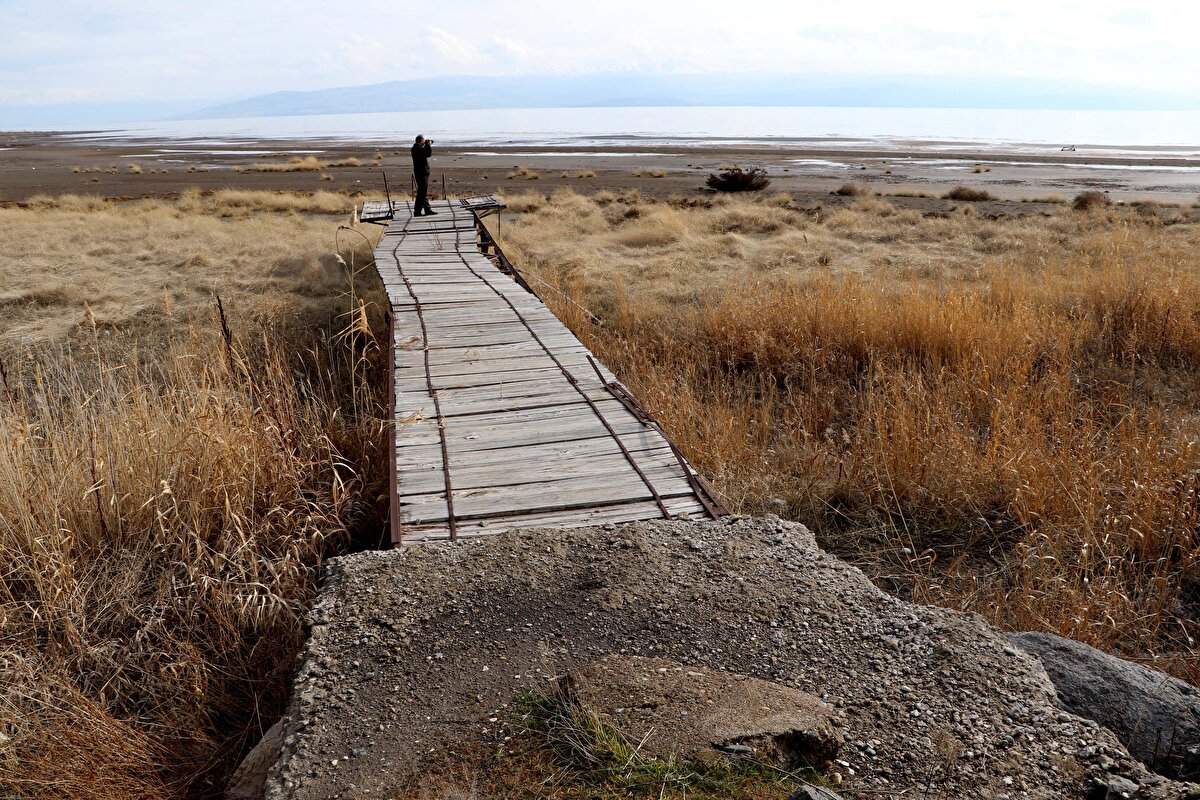 'VAN GÖLÜ ÇEKİLMEYE DEVAM EDECEK'<br>Havzanın son yıllarda yeteri yağış almadığına dikkat çeken Dr. Akkuş, aralık ayının ortasında olunmasına rağmen halen yeterince yağışın olmadığını ve bu nedenle Van Gölü'ndeki çekilmenin devam edeceğini söyledi. Ocak ve Şubat aylarının da kritik olduğunu belirten Dr. Akkuş, "Havzanın kar yağışı almaması şunu gösteriyor Van Gölü çekilmeye devam edecek.