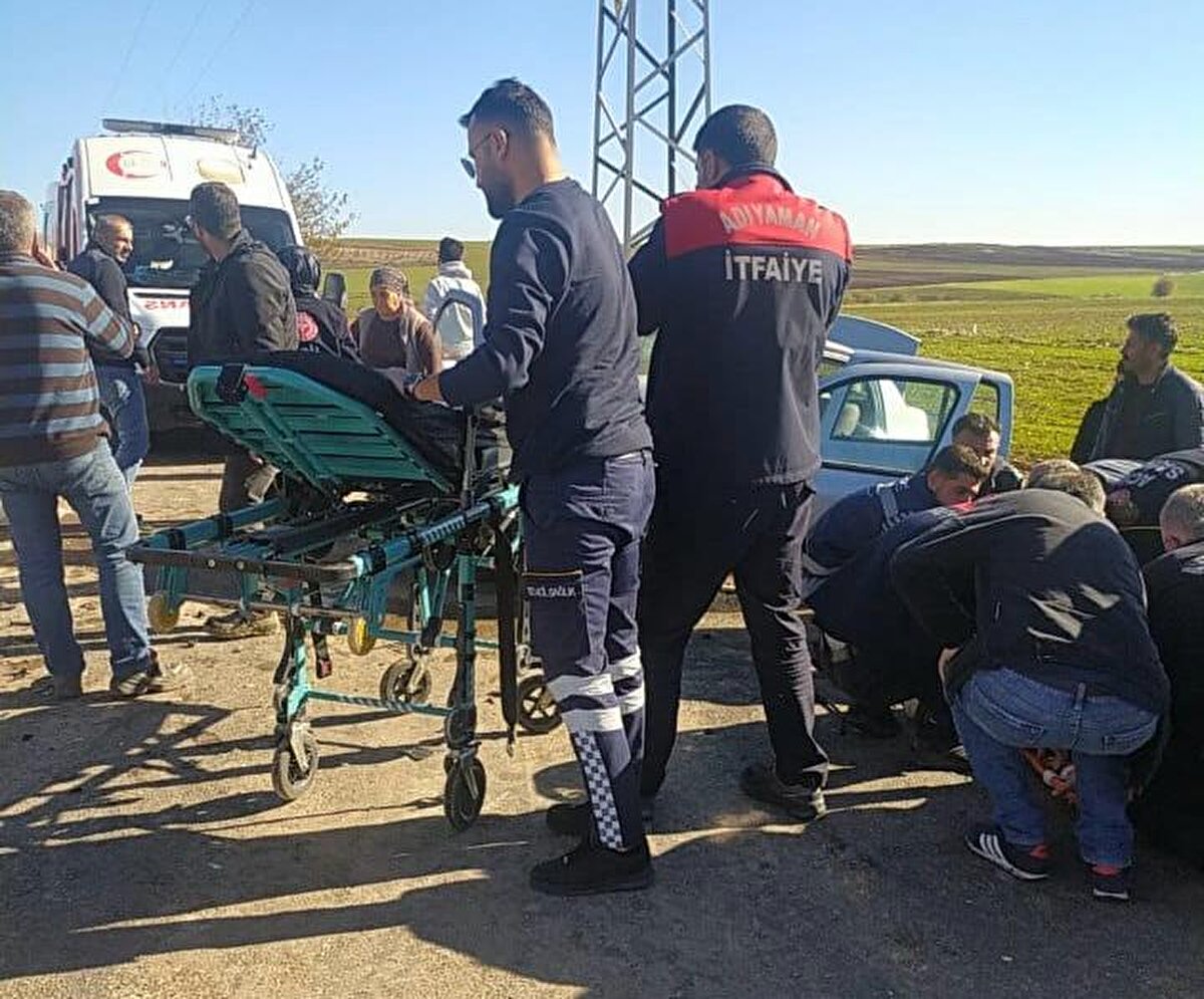 Aziz Tuncay yönetimindeki otomobil ile karşı yönden gelen otomobil kafa kafaya çarpıştı.<br>Kazayı görenler, durumu 112 Acil Çağrı Merkezi'ne bildirdi. İhbarla kaza yerine sağlık ve itfaiye ekipleri sevk edildi.