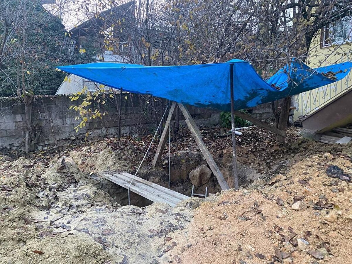 Ekipler, kazı yapan kişiyi suçüstü yakaladı. Evde yapılan aramalarda, Osmanlı döneminden kalma 1 tabanca, 17 tarihi obje ve kazı malzemeleri ele geçirildi. Evin sahibi gözaltına alındı. 