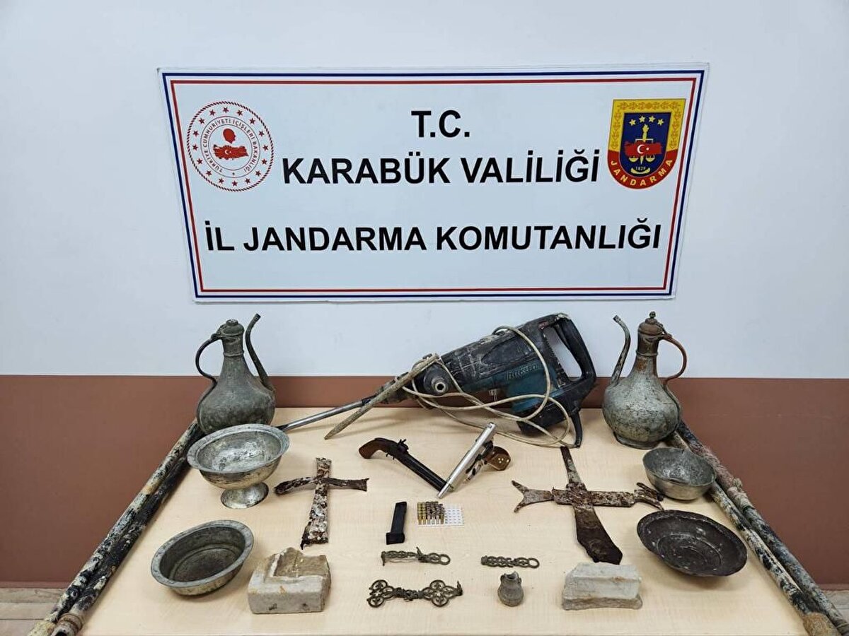Karabük'ün Safranbolu ilçesinde evinin bahçesinde kaçak define kazısı yaparken suçüstü yakalanan şüpheli gözaltına alındı.<br>Karabük İl Jandarma Komutanlığı ekipleri, Safranbolu ilçesinde evinin bahçesinde bir kişinin define kazısı yaptığı ihbarı üzerine çalışma başlattı.
