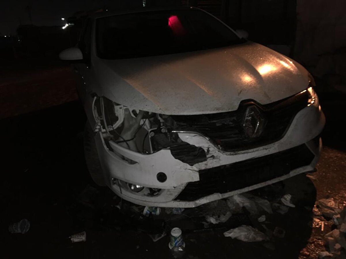 Sürücüsünün ismi öğrenilemeyen 06 FP 0745 plakalı TIR, kontrolden çıkarak yol kenarında seyyar köftecide yemek yiyen müşterilerin arasına daldı.