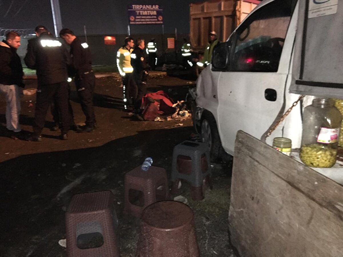 Öte yandan, TIR'ın çarptığı bir otomobil ve bir kamyonette de hasar oluştu. Kazayla ilgili soruşturma başlatılırken, kaçan sürücünün yakalanması için çalışmalar sürdürülüyor. 