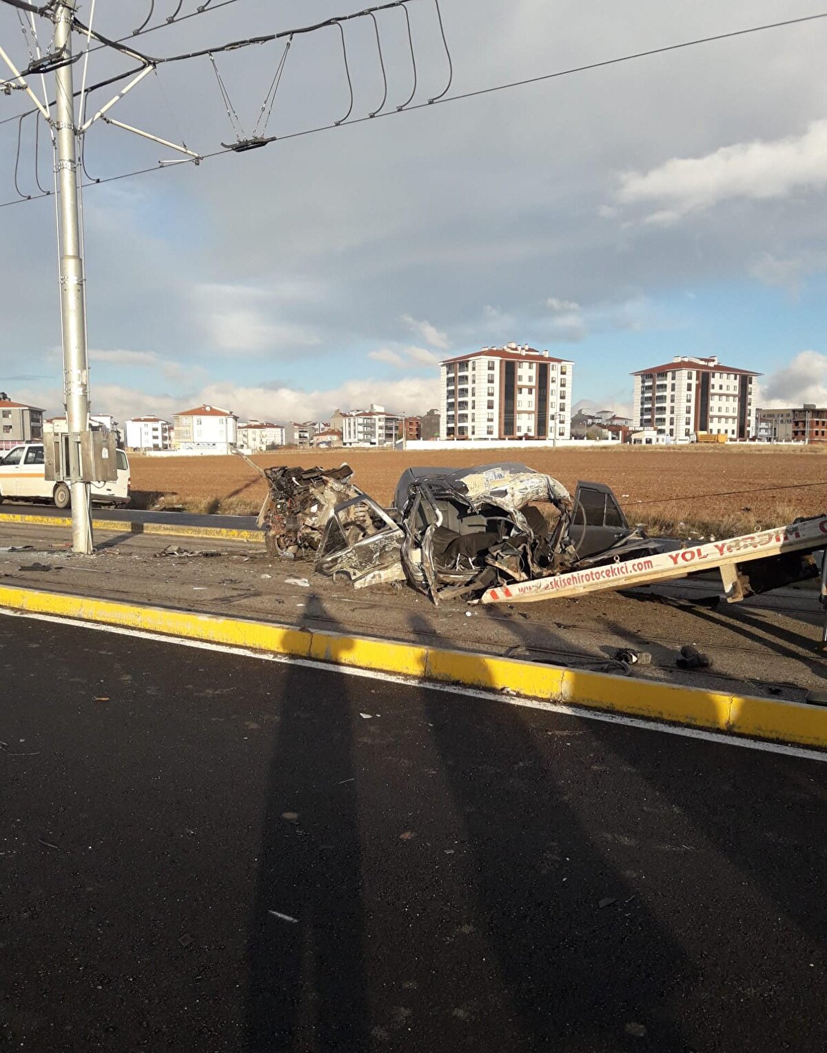 Kazanın şiddetiyle otomobil ikiye bölündü.