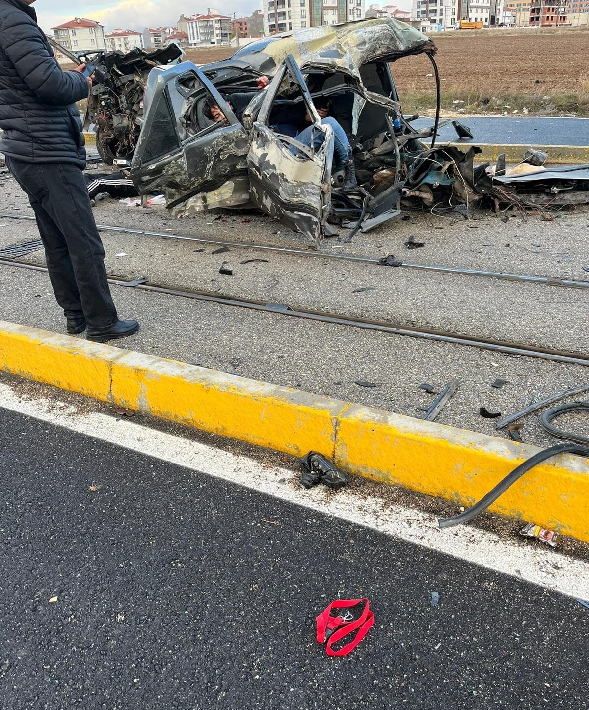 Kazayı görenlerin ihbarıyla gelen sağlık ekiplerince ilk müdahalesi olay yerinde yapılan sürücü Battal Berke Zegrek, araçtaki arkadaşları Nurhan Sena Gümüş, Eren Yaşar ve Cihan Zegrek ambulansla hastaneye kaldırıldı.