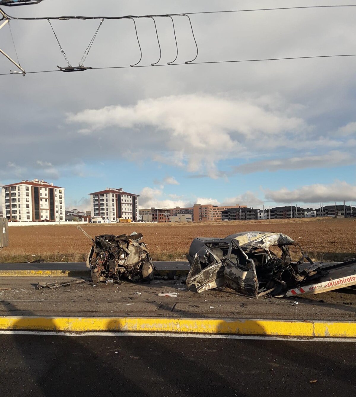 Yaralılardan Eskişehir Şehir Hastanesi'ne kaldırılan durumu ağır olan sürücü Battal Berke Zegrek müdahaleye rağmen kurtarılamadı.