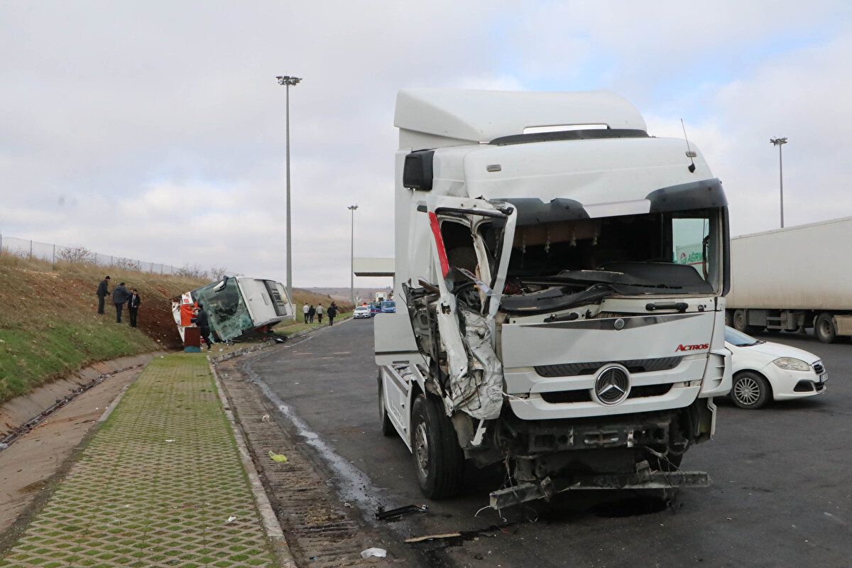 Kazayı görenlerin ihbarı üzerine olay yerine sevk edilen sağlık ekipleri, devrilen otobüste yaralanan 10 yolcuyu, ilk müdahale sonrası ambulanslarla kentteki hastanelere kaldırdı.<br>
