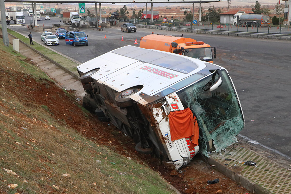 Acil serviste tedavi altına alınan yaralıların sağlık durumlarının iyi olduğu öğrenilirken, kaza nedeniyle trafik akışında aksama yaşandı. <br>