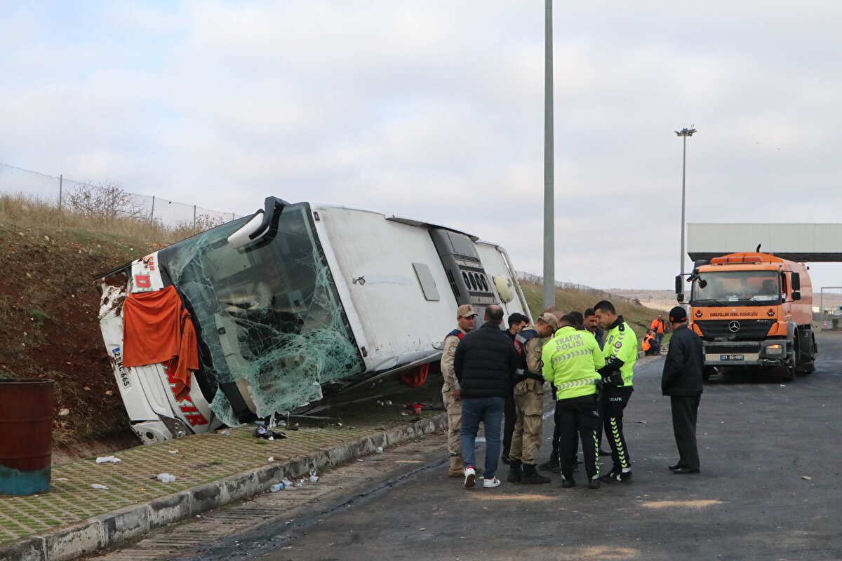 Şanlıurfa-Gaziantep otoyol gişelerinde meydana gelen kazada Diyarbakır'dan İzmir'e giden A.E. yönetimindeki yolcu otobüsüne, arkasından gelen C.U.'nun kullandığı TIR çarptı.<br>