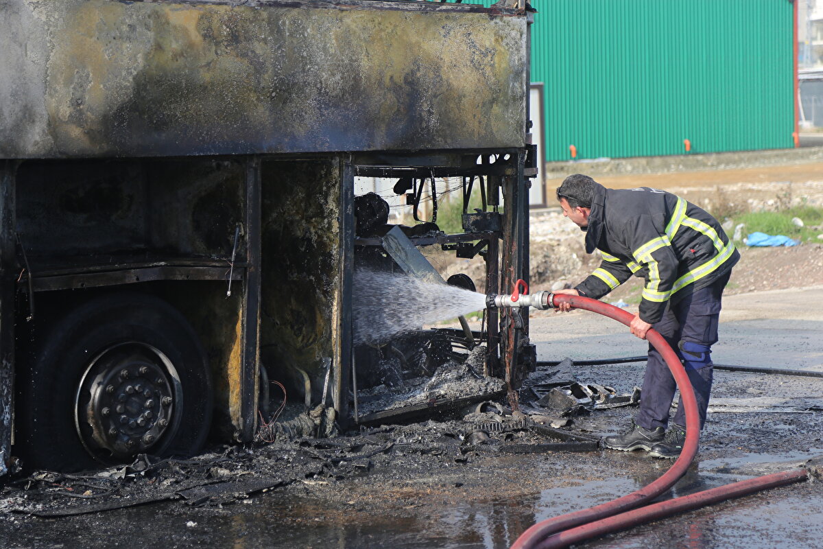 İtfaiyenin müdahalesiyle söndürülen yangın nedeniyle otobüste hasar meydana geldi.<br>