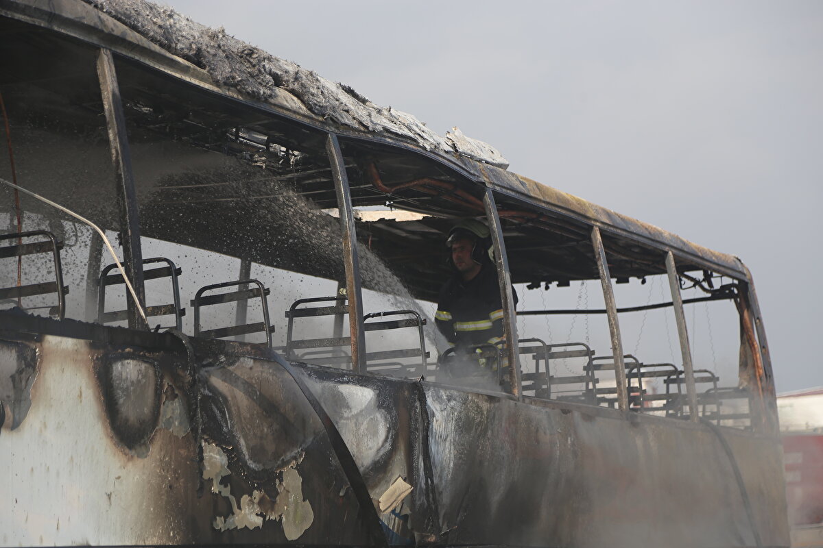 İstanbul'dan Hatay'a giden ve sürücüsü öğrenilemeyen, 34 DH 2090 plakalı otobüs, Antakya-İskenderun kara yolunun Serinyol mevkisinde seyir halindeyken alev aldı.<br>