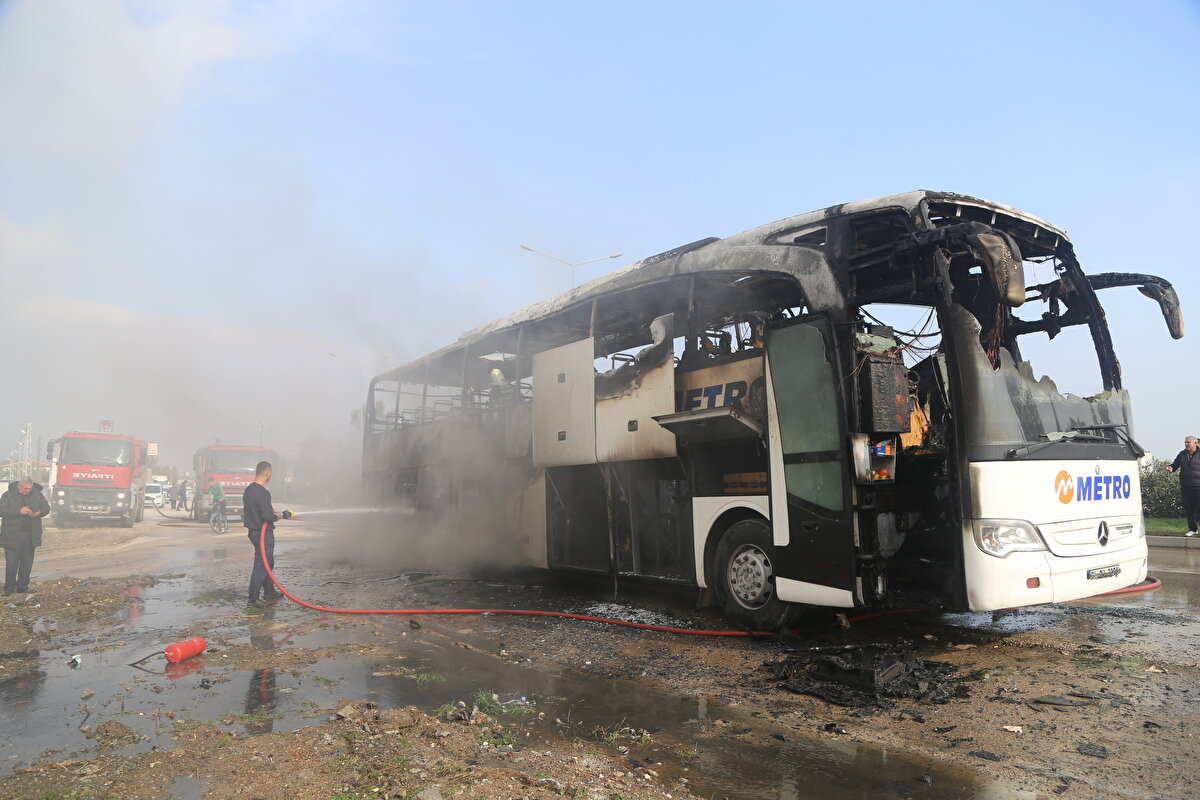 Aracı yol kenarına çeken sürücü, 20 yolcunun tahliye edilmesinin ardından durumu 112 Acil Çağrı Merkezine bildirdi.<br>