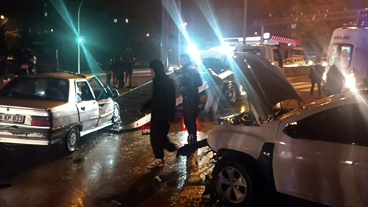 <br>Kazada sürücü Gökmen Ç. ile otomobillerde bulunan Eslem K., İlayda K., Fatma Ç., Berat Eren Ç., Ceren Ç. Abdullah Ç., Aslı Y. ve Ercan Y. yaralandı. İhbar üzerine bölgeye sağlık ve polis ekipleri sevk edildi.