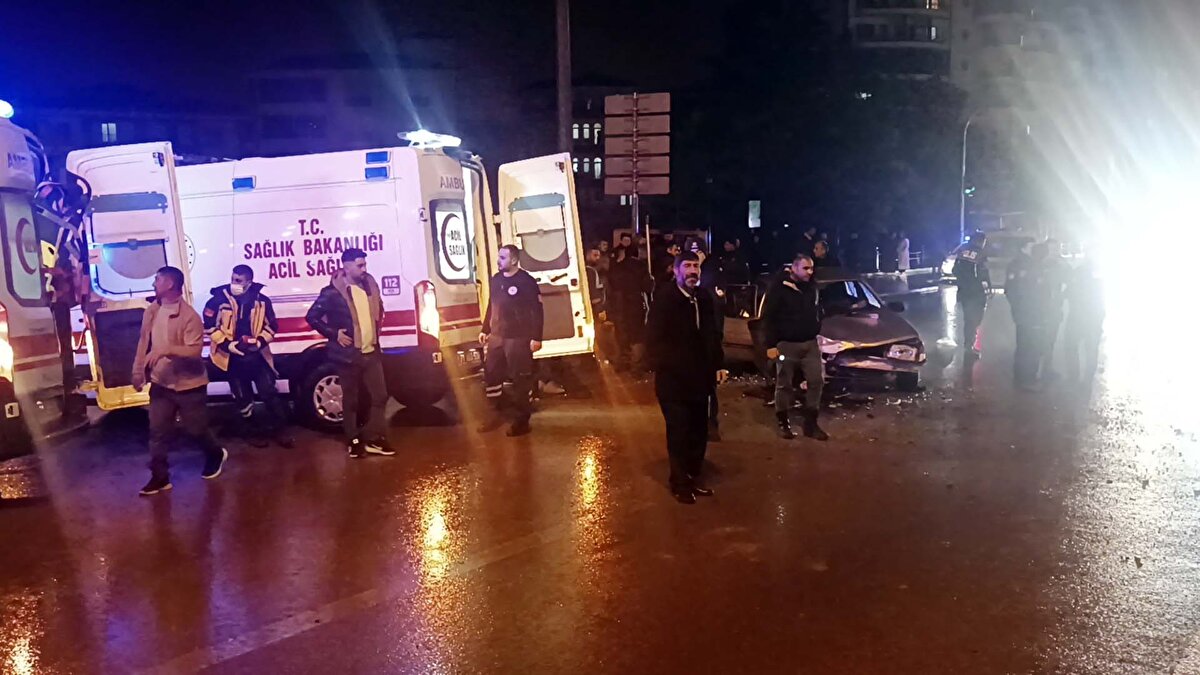 Bir süre trafiğe kapanan yol, otomobillerin kaldırılmasıyla tekrar trafiğe açıldı.<br>Kazayla ilgili inceleme başlatıldı.