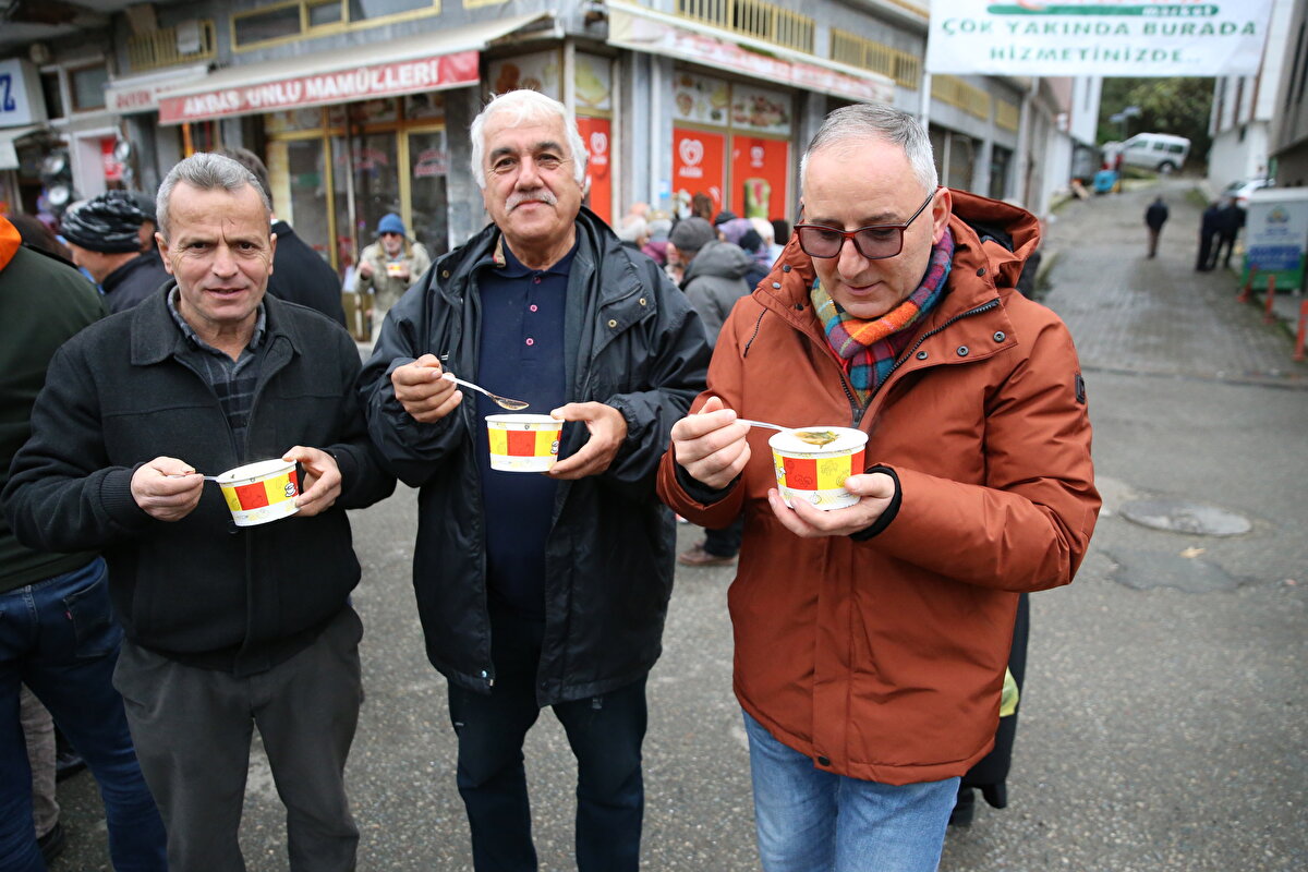 Yemeği mahalle sakinlerinden satın aldıkları karalahanalarla hazırladıklarını anlatan Tandoğan, bu tür etkinliklerin devam edeceğini kaydetti.<br><br>İlçe sakinlerinden Fatma Beşer de bu çorbanın değişmez yemeklerinden olduğunu vurgulayarak, "Çok sağlıklı. Yiyince kendimizi çok iyi hissediyoruz." ifadesini kullandı.