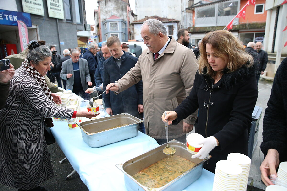 Belediye Başkanı Mustafa Sayim Tandoğan, gazetecilere, karalahana çorbasının milli yemekleri olduğunu, adeta bu yemekle büyüdüklerini söyledi.<br><br>Kendilerine göre karalahananın dünyanın en güzel çorbalarından olduğunu dile getiren Tandoğan, "Bunun lezzetini bilmeyenlerin böyle bir karar verdiğini düşünüyoruz. Bu kararı kabul etmiyoruz. Böyle bir karar alınmasını da kınıyoruz." dedi.