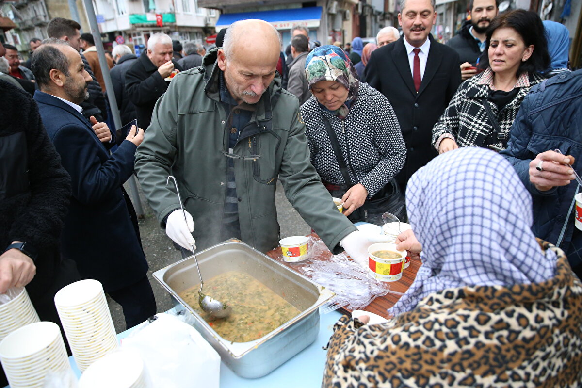 Perşembe ilçesinde karalahana çorbasının, dünya mutfağından otantik yemek tariflerinin de paylaşıldığı bir platformda yayımlanan "dünyanın en kötü yemekleri" listesinde yer almasına tepki gösterildi.<br><br>Perşembe Belediyesince ilçe meydanında düzenlenen etkinlikte, vatandaşlara karalahana çorbası ikram edildi.