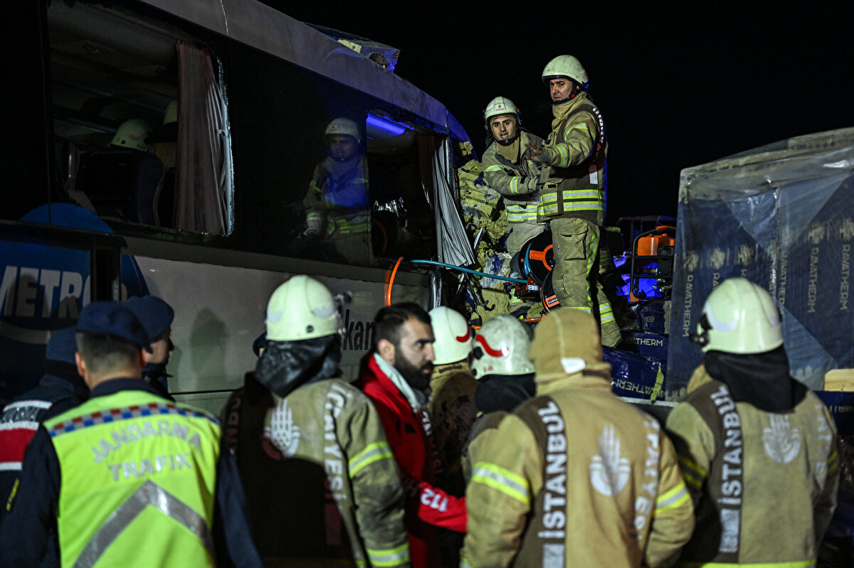 Kaza sonucu muavin Halil A. (26) hayatını kaybetti, 37 kişi yaralandı. Otobüste sıkışan sürücü, itfaiye ekiplerince kurtarıldı.<br>