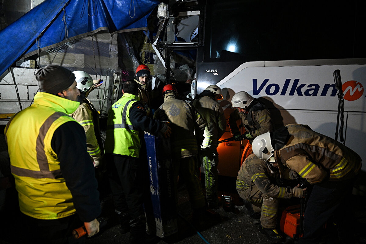 Kazada yaralanan diğer 26 kişinin çevredeki hastanelere kaldırıldığı aktarılan açıklamada, yaralıların hayati tehlikesinin bulunmadığı bildirildi.<br>