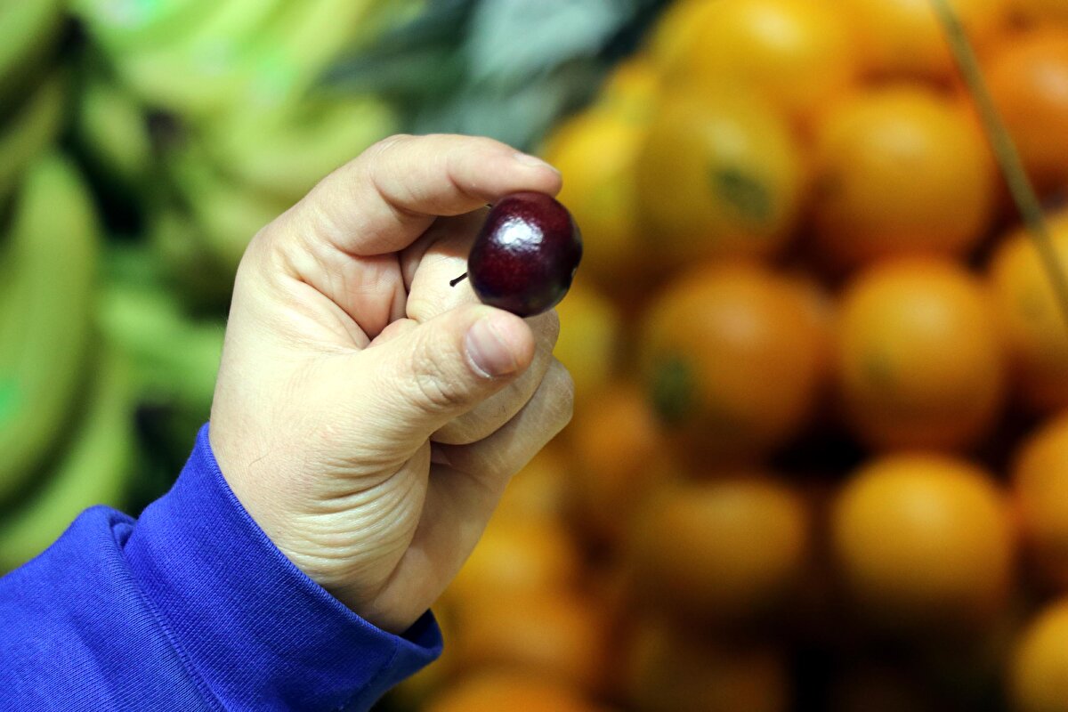Ama aşerenler için bu meyveleri temin etmek gerekiyor. Genellikle talepler, akşam iş yerimizi kapattıktan sonra oluyor. Gerektiği durumlarda iş yerimizi açarak, aşeren kadınların ihtiyacını karşılıyoruz. Tüm ürünlerde yaşanan artış, kış aylarında zor bulunan yaz meyvelerinde de artışa neden oldu. O yüzden fiyatlar, normal ürünlere göre farklı oluyor" diye konuştu.
