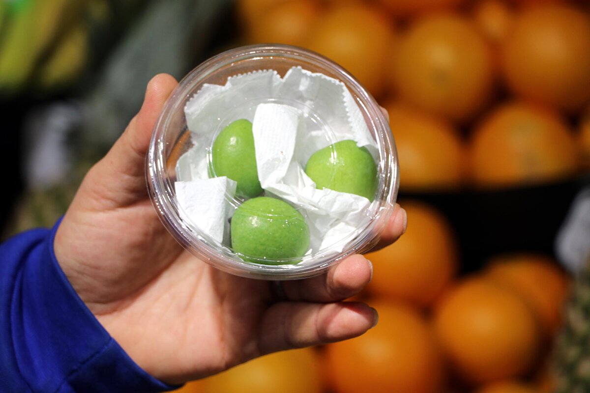 'TALEPLER, İŞ YERİMİZİ KAPATTIKTAN SONRA OLUYOR'<br>Yaz meyvelerinin bugünler de 3 bin 200 lira civarında olan çeyrek altınla yarıştığını söyleyen Kanarya, "3 adet erik 160, kilogram fiyatı da 3 bin 200 TL. Kirazın 6 adedi 195, kilogram fiyatı da 3 bin TL. Türkiye genelinde bu ürünlerin temin edilmesi zor oluyor. Bu yüzden de biz de yurt dışından temin ediyoruz.