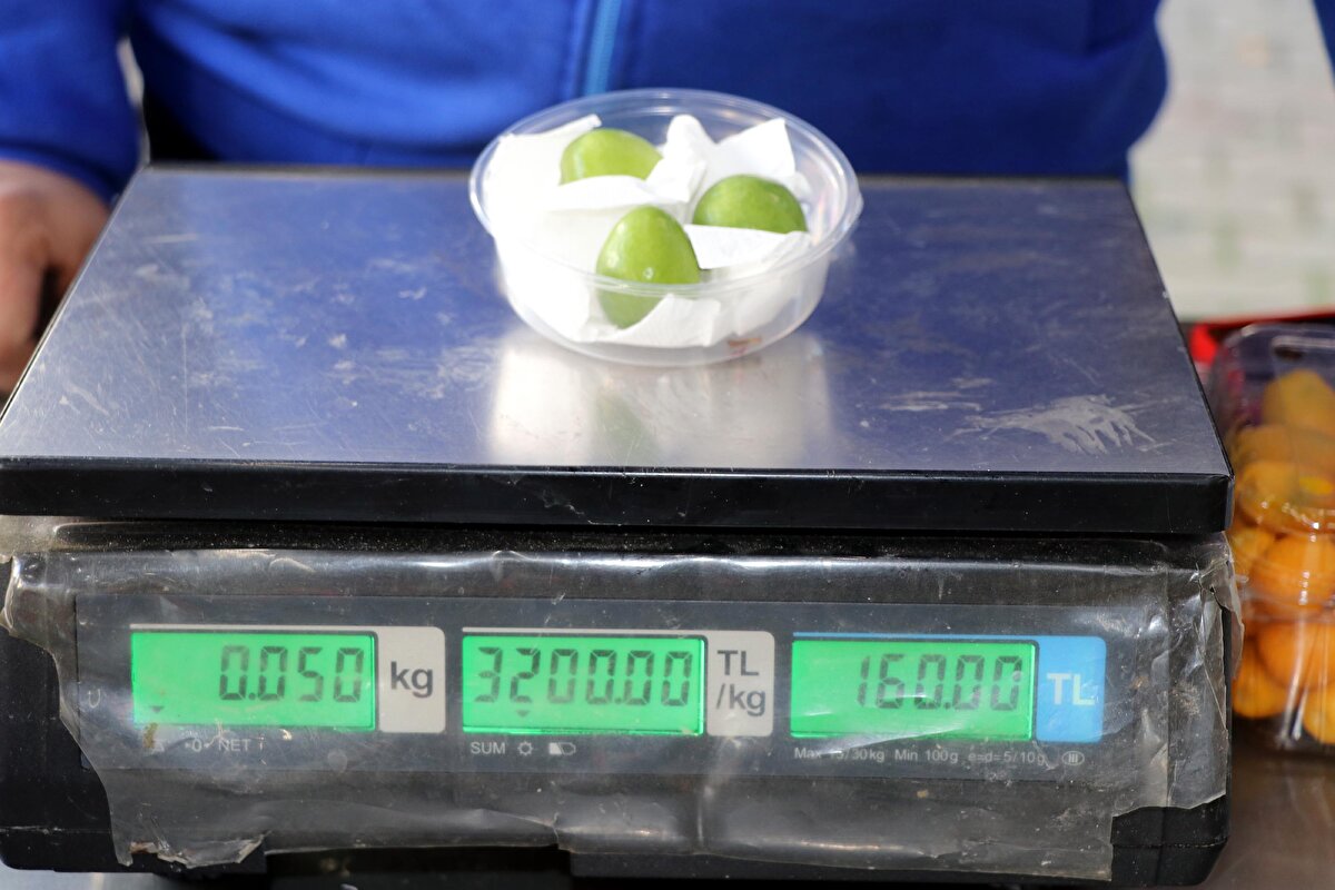 Hava sıcaklığın gece saatlerinde eksi 10 dereceye kadar düştüğü Kayseri'de, yaz mevsimi meyvelerinden erik ve kiraz, talep üzerine tezgahlardaki yerini aldı.<br>